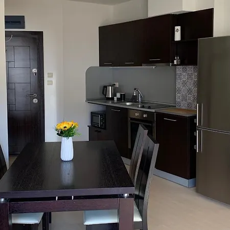 Spacious Art With Mountain Views *